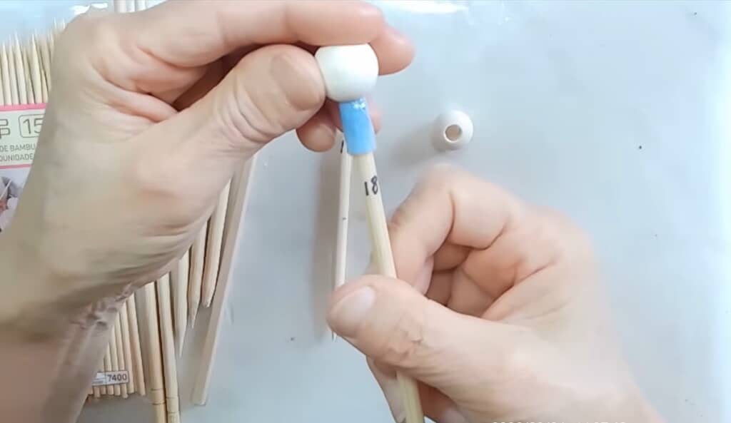 便利小物Eはウッドビーズを刺して使用するもの