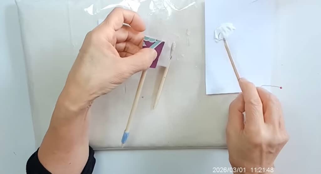 便利小物Eを使ってウッドビーズに布を巻きつけます