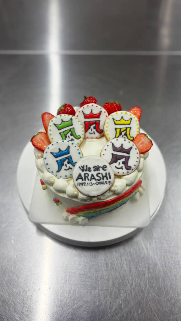 アイシングクッキー-で嵐のメンバーを表現したメモリアルケーキ。これを1日で……！