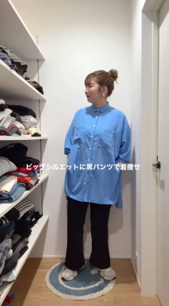 ビッグシルエットシャツ×黒パンツ