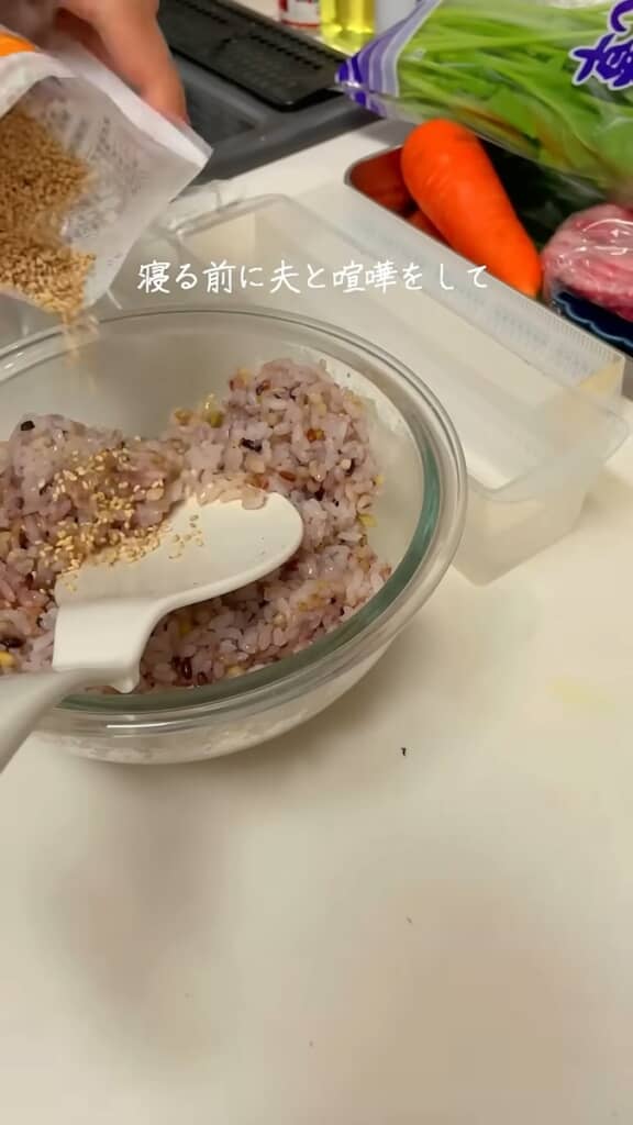 夫とケンカしたあと、イライラしながらもお弁当を作ります