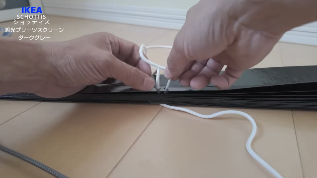あけた穴に靴紐を通します