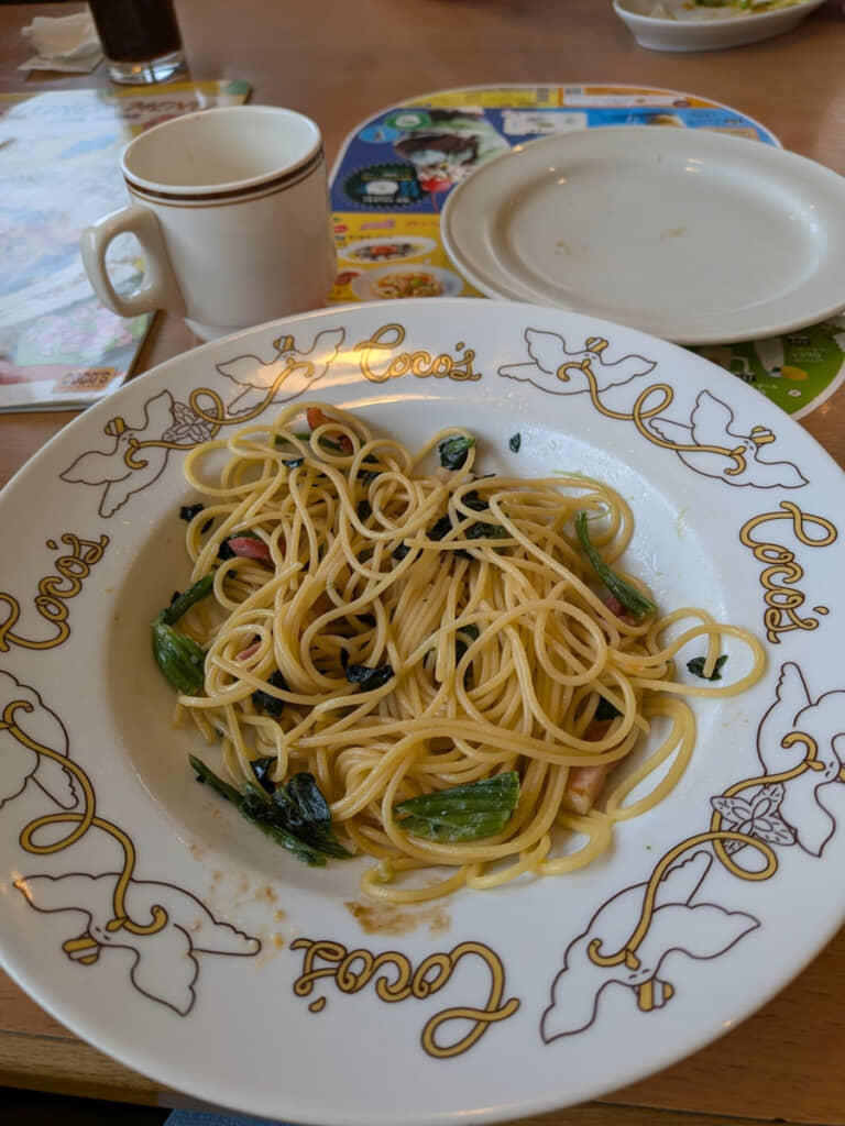 お母さんの残したパスタ。残りは半分以上というか、ちょっと口を付けただけにすら見える