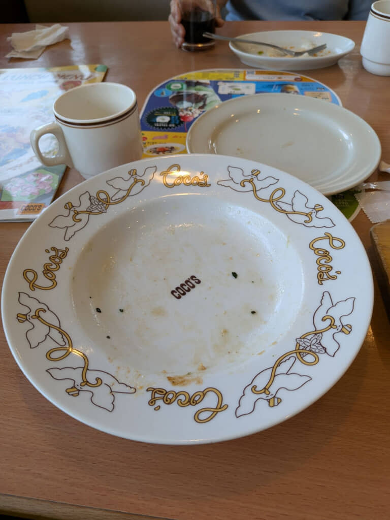 口調とは裏腹にしっかり完食。親に「もったいないから」って言われたら、そりゃあねえ……