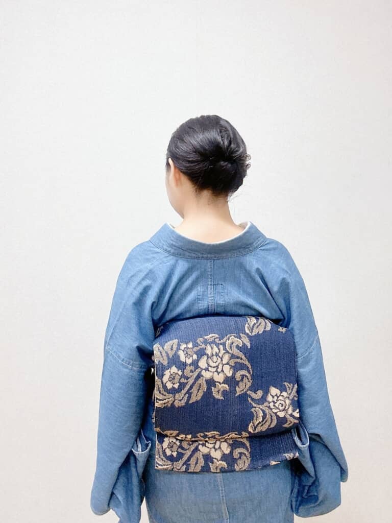 後ろ姿も凛としている藤間さん
