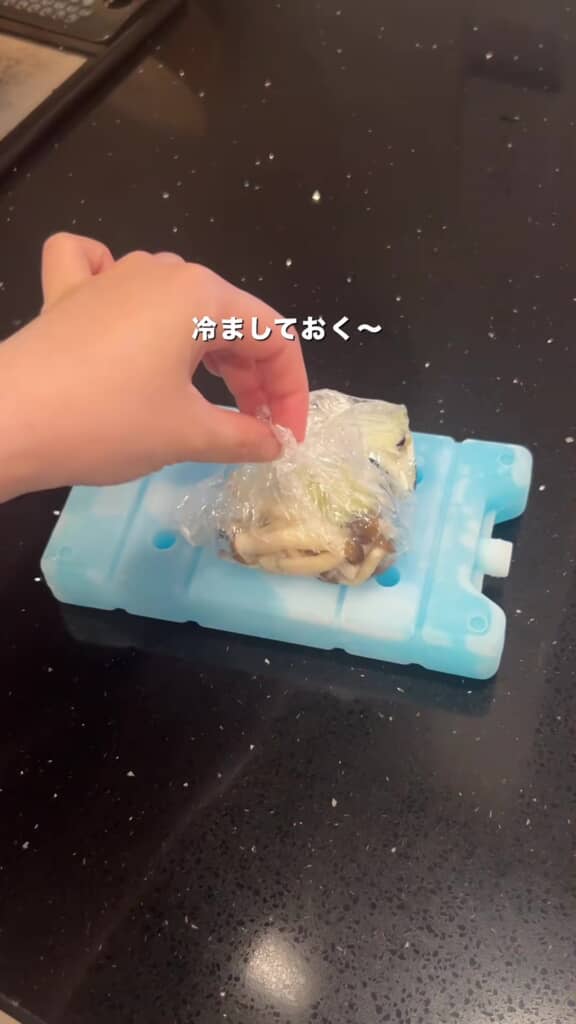 レンチンした野菜を保冷剤の上にのせる