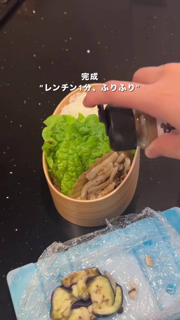シメジにスパイスを振るところ