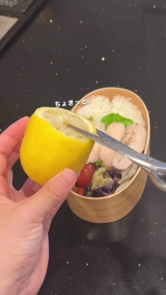 レモンをはさみでカットするところ