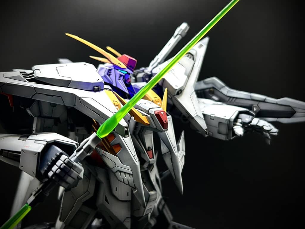 蛍光塗料により顔周辺が青白く光るΞガンダム