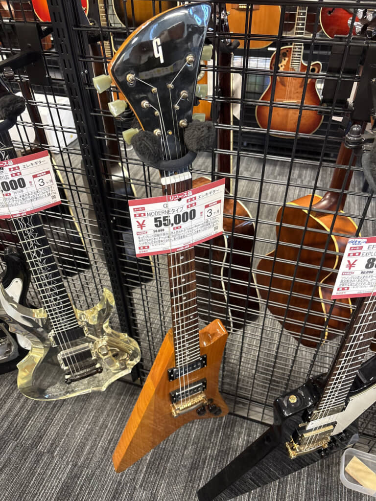 ハードオフで目撃された、有名メーカー製品に似た謎のギター