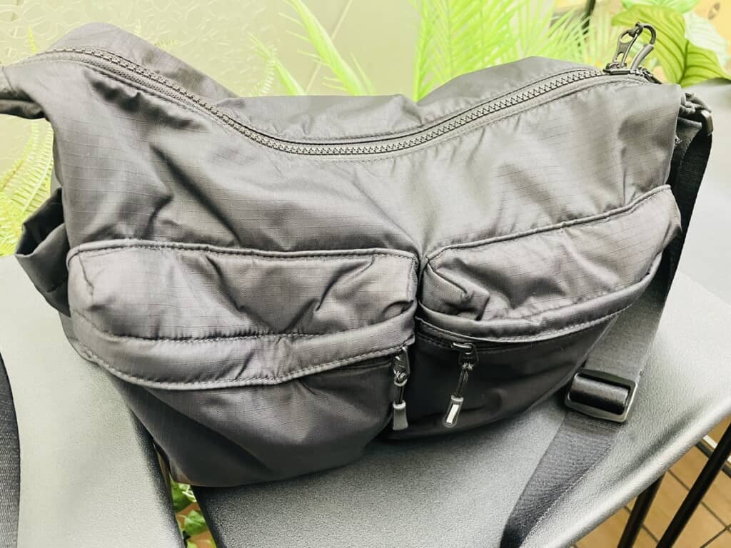ユニクロのナイロンバッグの中に入れたのは……？