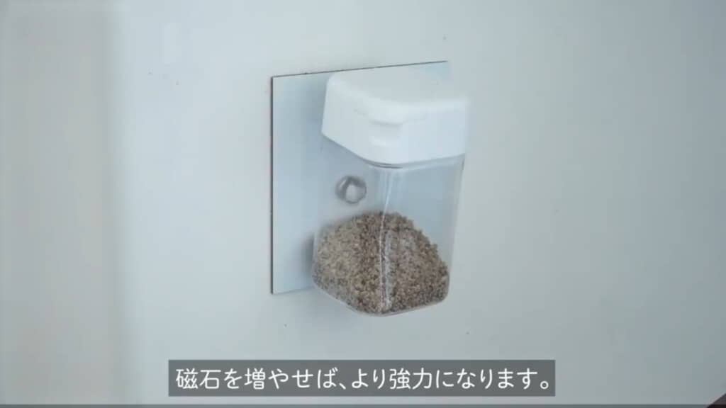 市販の強力マグネットを付けて、スチールタイルで“浮かせた”調味料ボトル