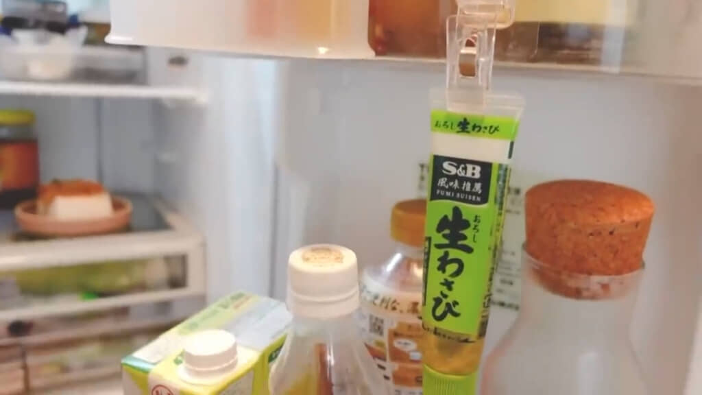冷蔵庫の中にフックを貼ったら、薬味チューブ等も引っ掛けて収納できるように