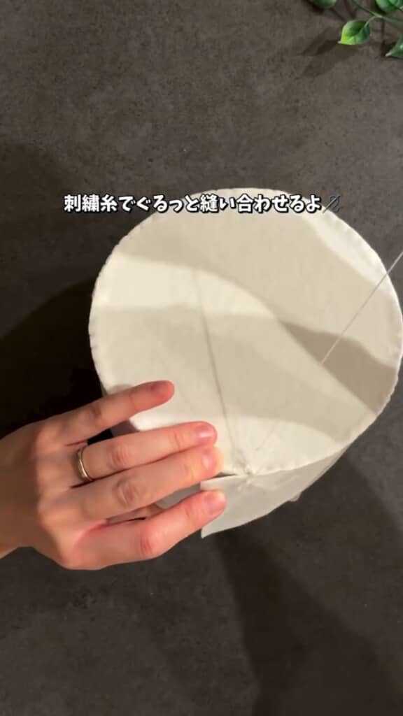 丸いパーツと長方形のパーツを縫い合わせる