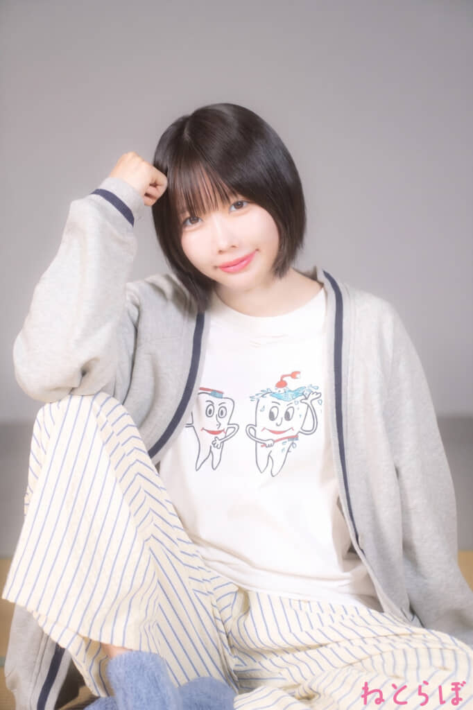 座るあのさん