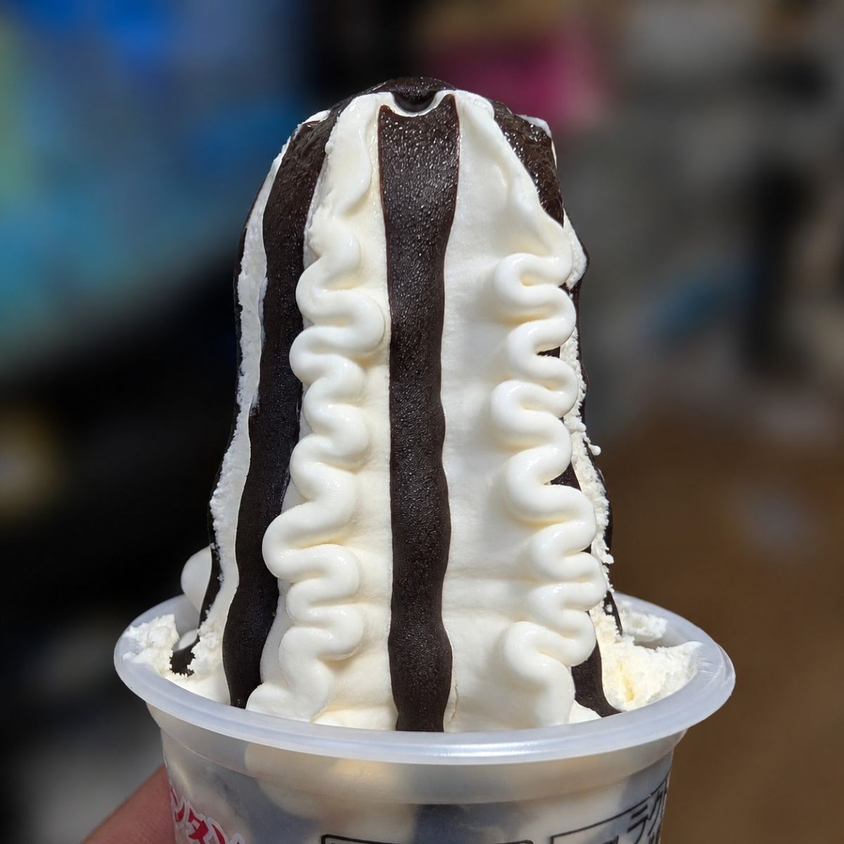 47歳男性が買ったパリパリチョコのアイス→10分後…… まさかの姿に「声出して笑った」「男児すぎるって」 | グルメ ねとらぼ