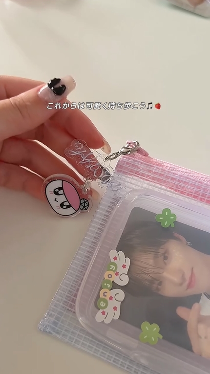 ケースのファスナーの金具にキャラクターのチャームをつけている