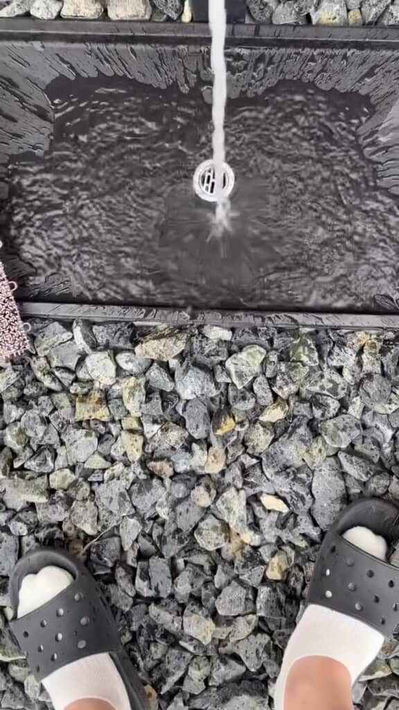 水受けパンの上で水が跳ねてしまう……