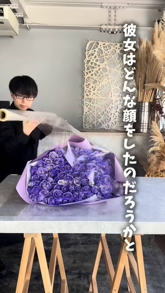 プロポーズの様子に思いをはせながら花束を作っていきます