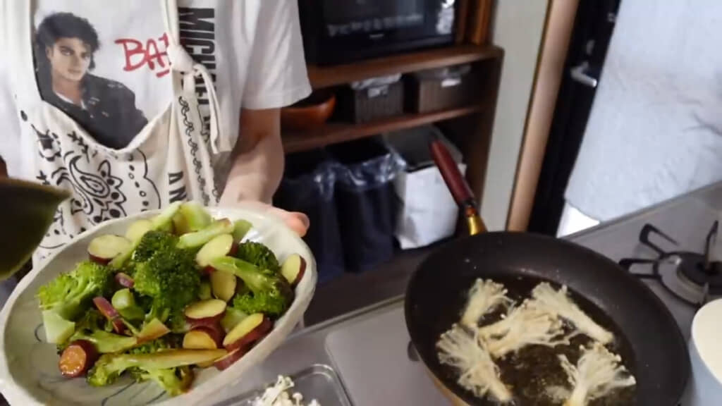 エノキを揚げている隣で、野菜の蒸し焼きができました
