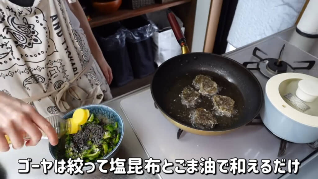 モズクを揚げている間にゴーヤのナムルが完成