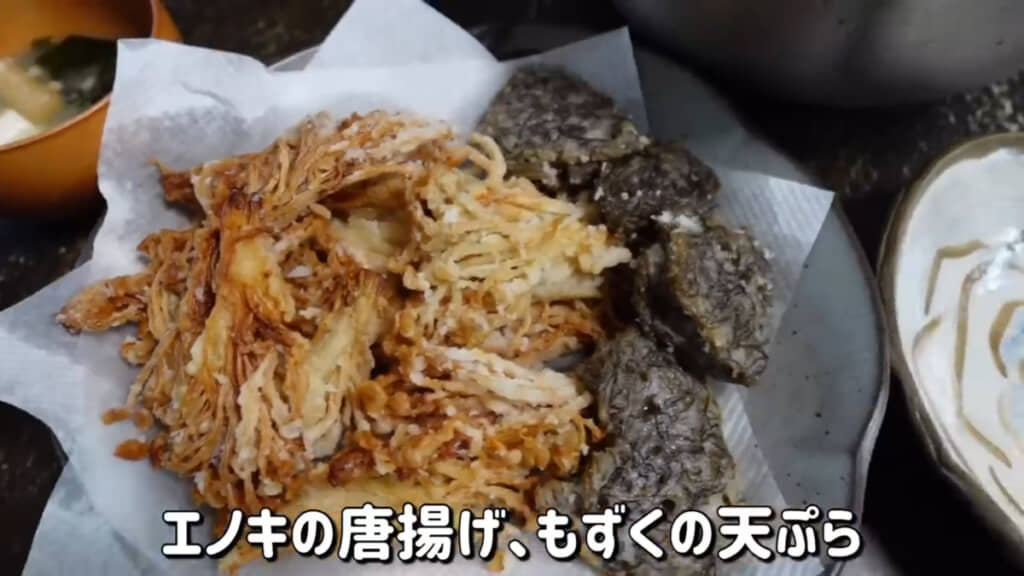 さっとさん家の定番ともいえるエノキの唐揚げ(画像左)とモズクの天ぷら(右)