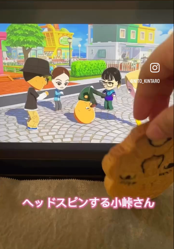 CM内のMiiの小峠さんをまねてクッキーをヘッドスピンさせている