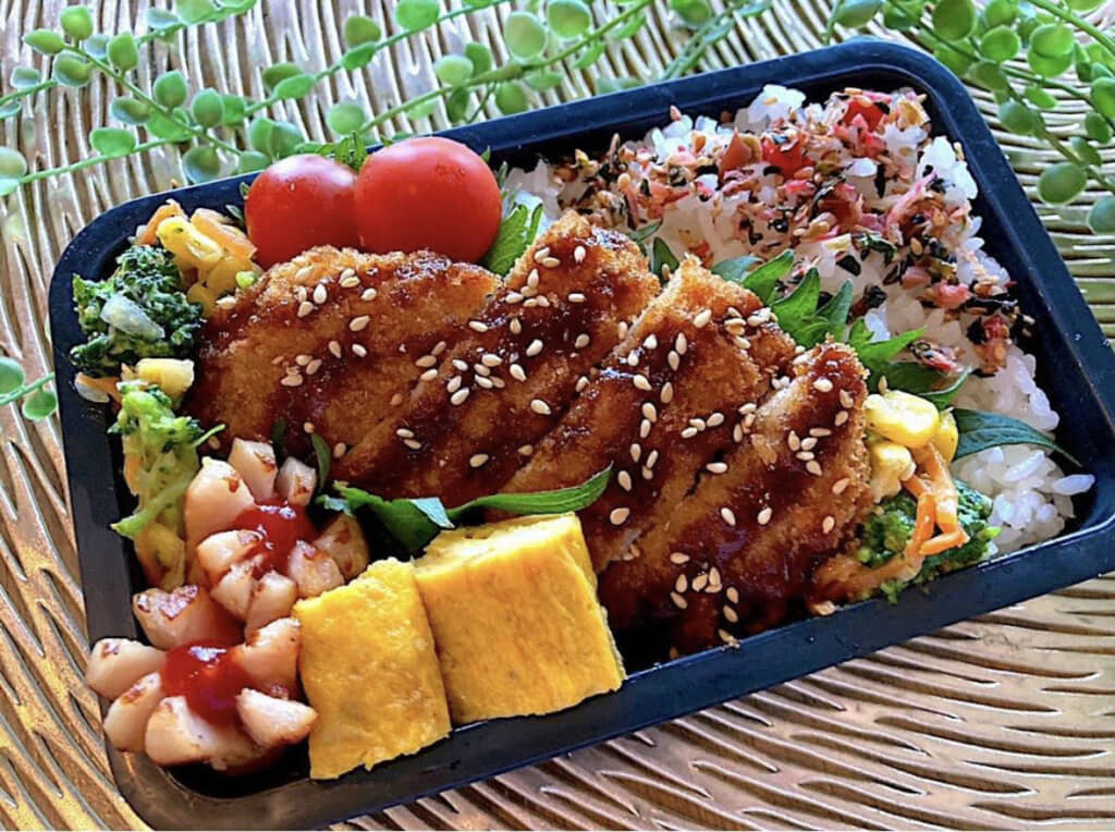 大きなとんかつが入ったお弁当