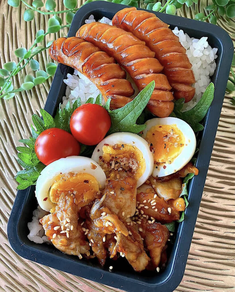 やきとりとチョリソーのお弁当。ゆで卵にはガーリックや唐辛子などが入った調味料をふりかけて仕上げています