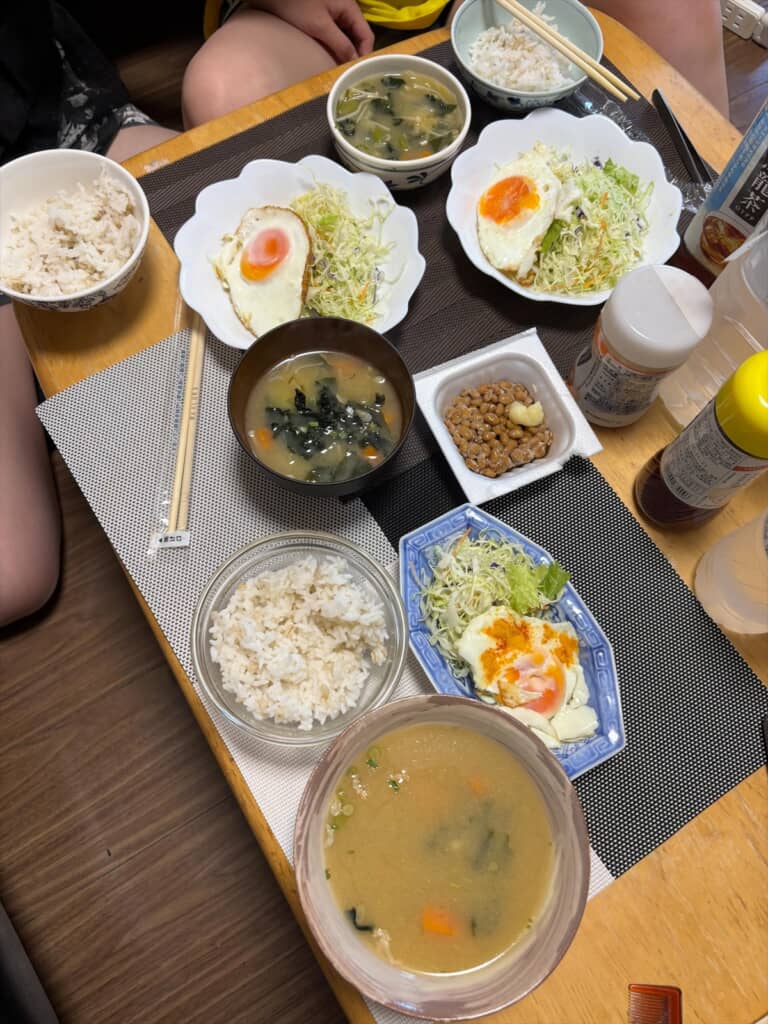 単身赴任中の父親が娘2人に作った朝食