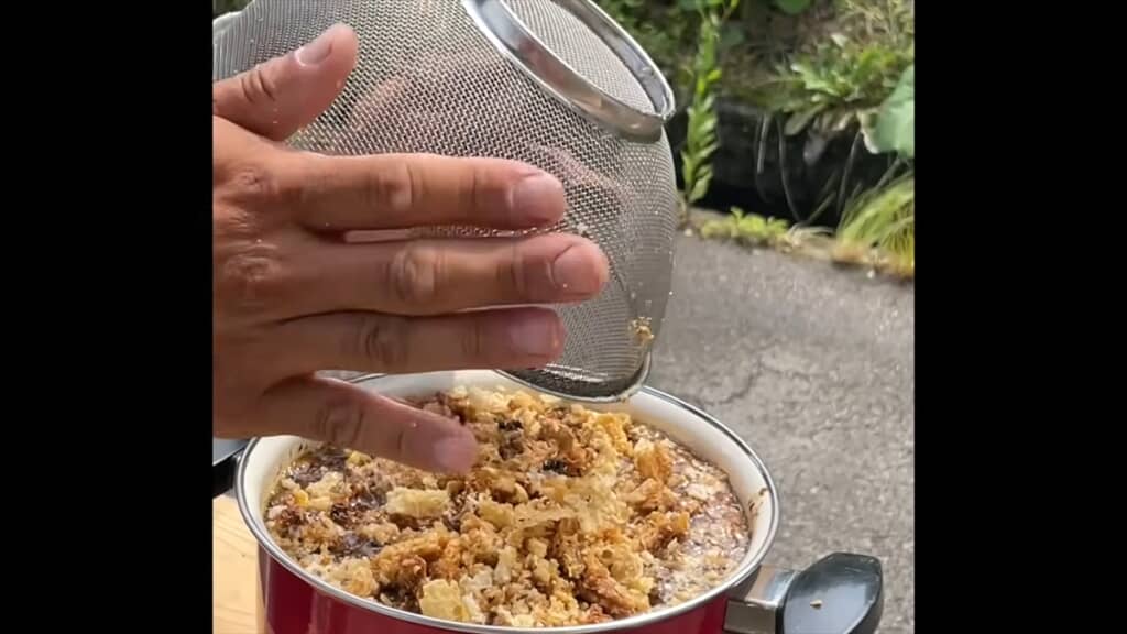 ミツバチの巣を溶かして天然の蜜蝋を作る