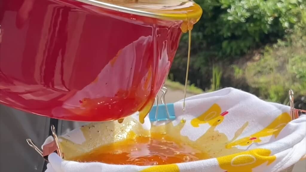 ミツバチの巣を溶かして天然の蜜蝋を作る