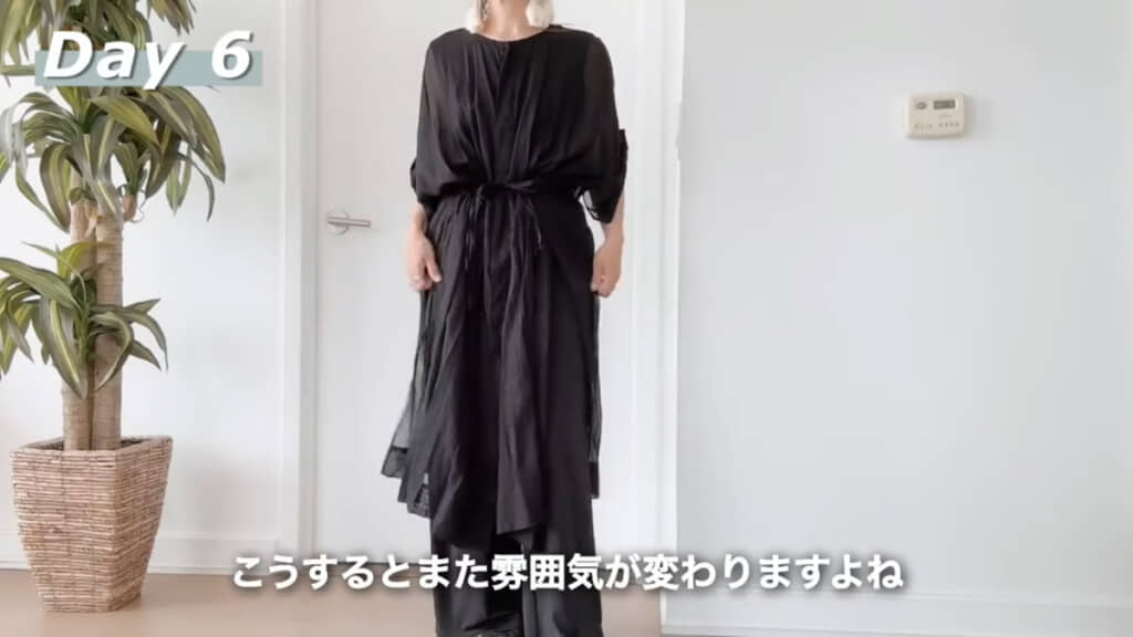 6つ目。シースルーロングシャツの前ボタンを留めてシャツドレス風に着用した様子