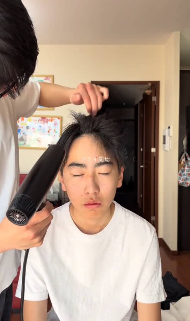 前髪を立ち上げていく