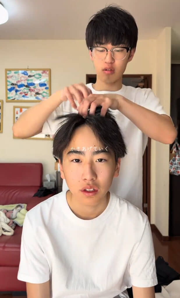 ワックスをつけてかきあげ、スプレーで固定