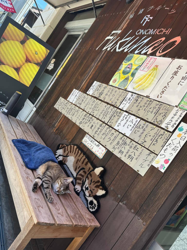 果物店の店頭ベンチでのヒトコマ