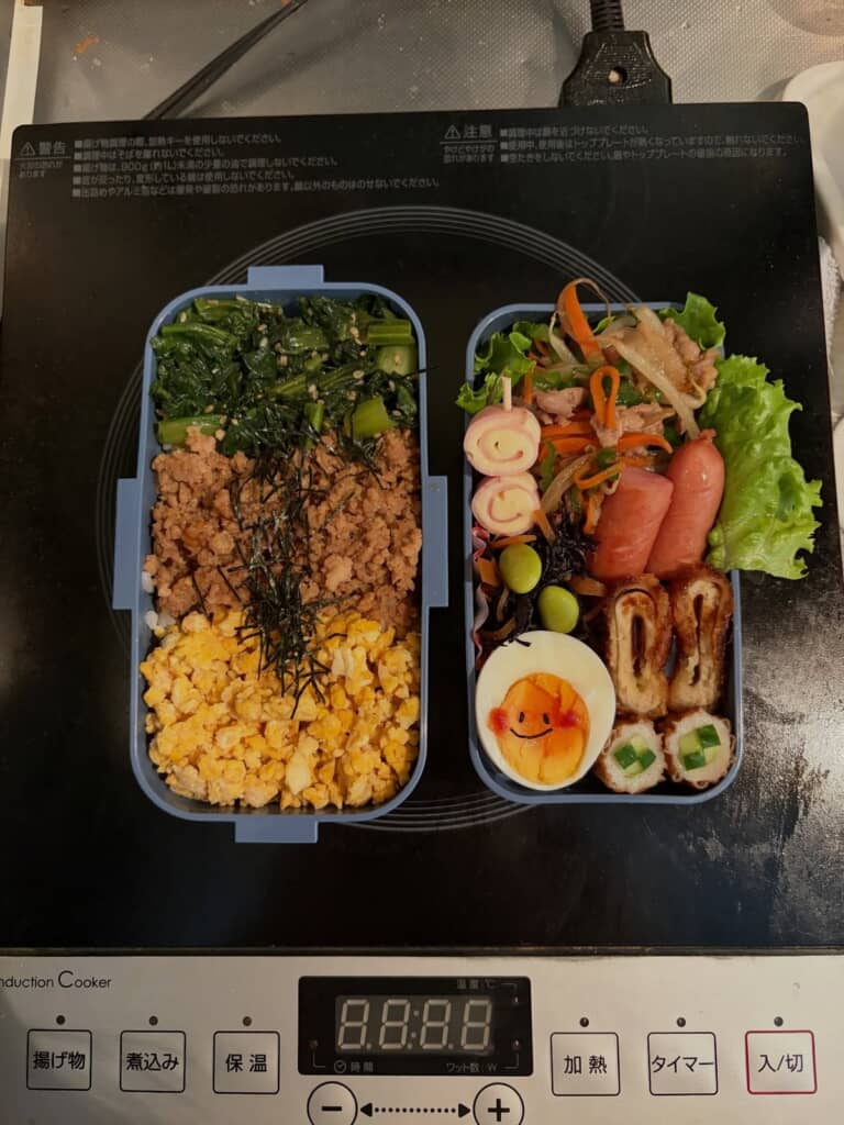 3色そぼろごはんと野菜たっぷりのお弁当