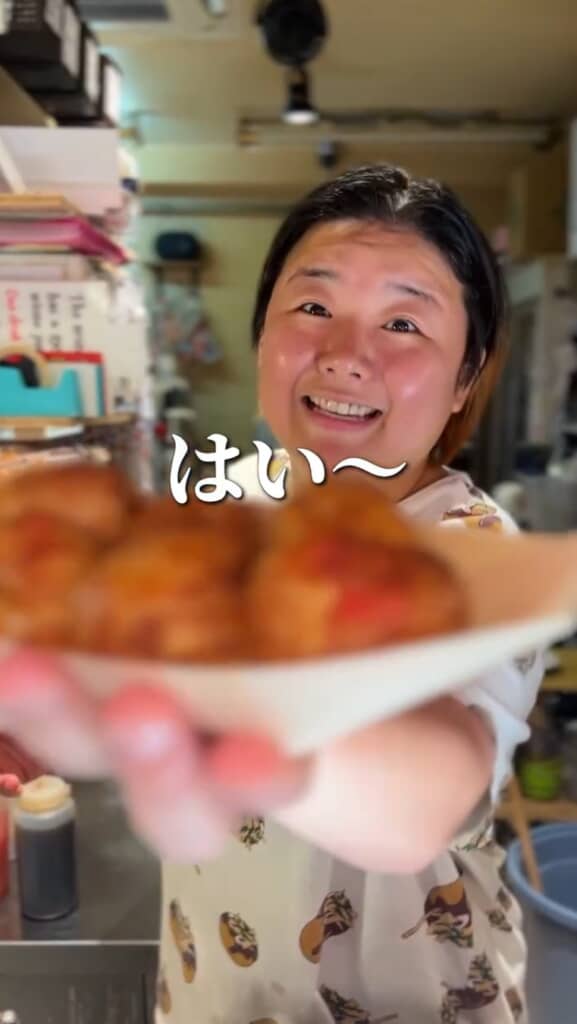 船皿を差し出しながら「はい～」