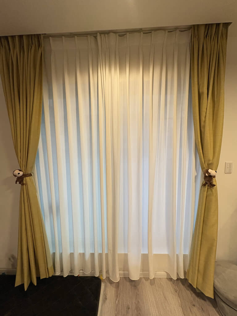 温かみのあるカーテンの色にぴったりです