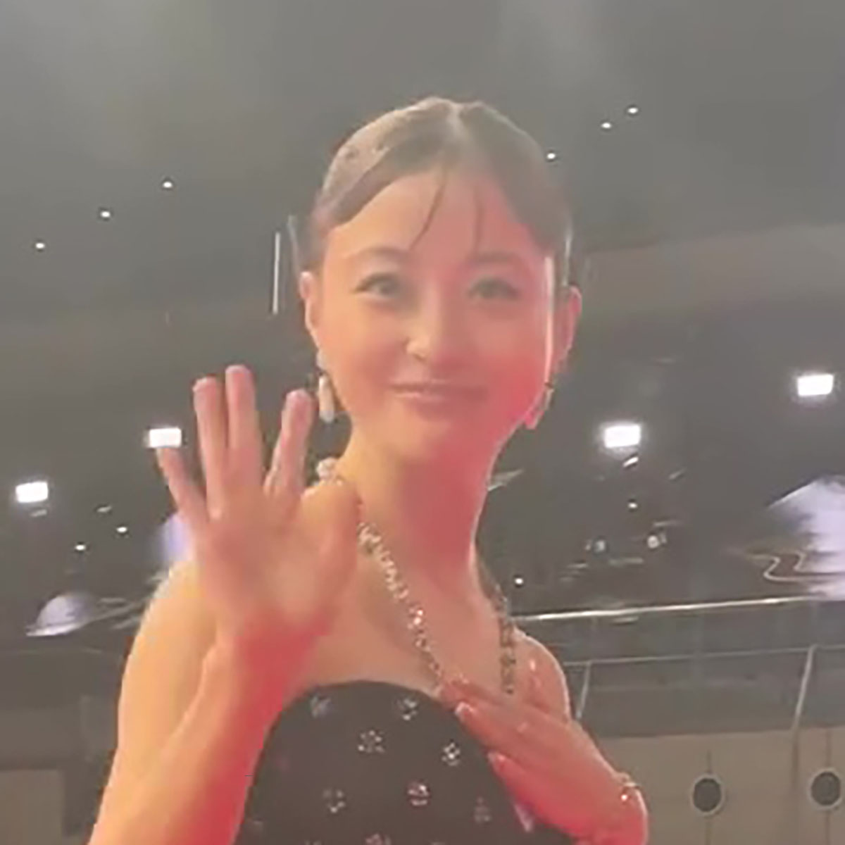 「外れてるのかと思ったw」橋本環奈が着用した“まさかの服”にネット騒然「後ろどうなってんの？」「不思議すぎる」（1/3） | 映画 ねとらぼ