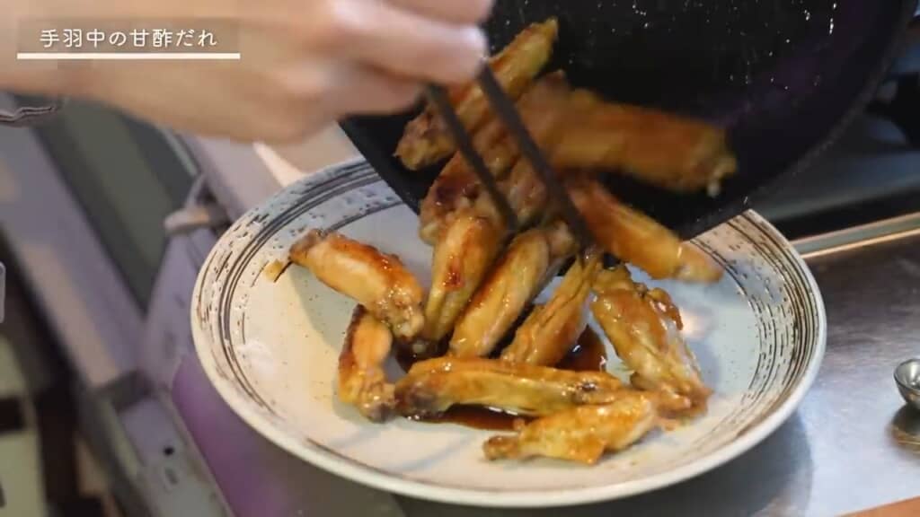 手羽中は最後に甘くした酢じょうゆで炒め煮