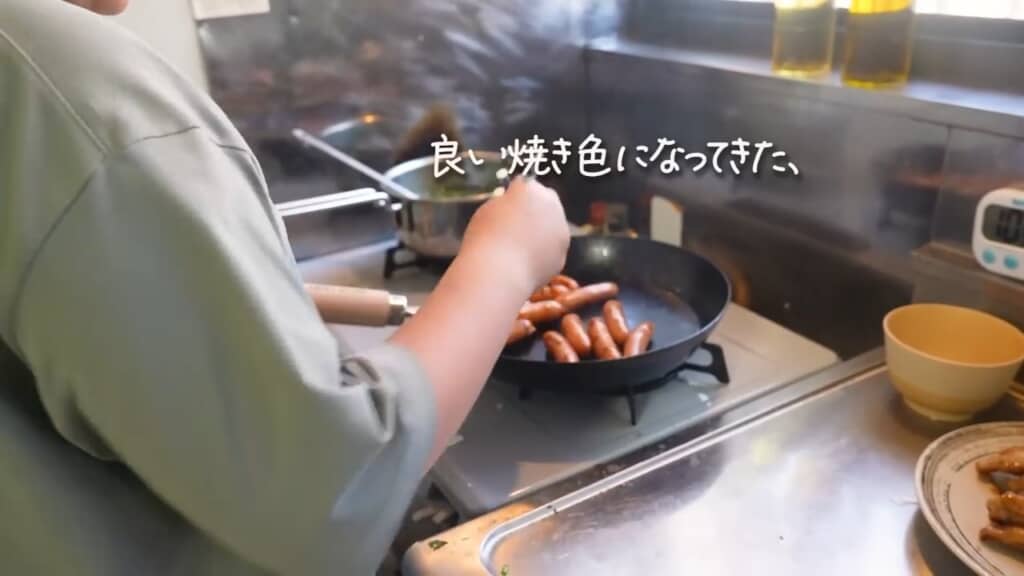 ジョンが焼けてコンロが空いたところに、上の子が「ウインナー焼きたい」とお手伝い