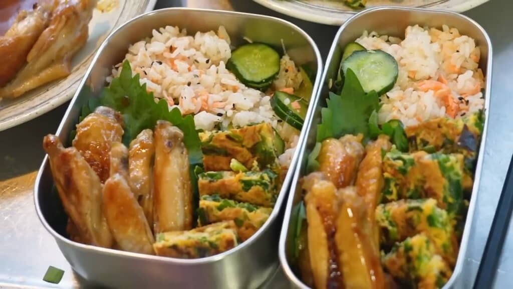 3品そろったお弁当も完成。バラン代わりの大葉は、プランターから取ってきた自家製です