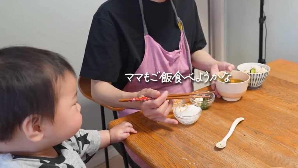 やっと自分も朝ごはん。でもまだ三女を幼稚園に送るミッションが……ほんとお疲れ様です