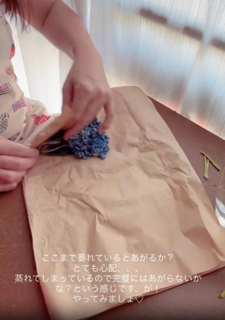 新聞紙などでお花が真っ直ぐになるように包みます