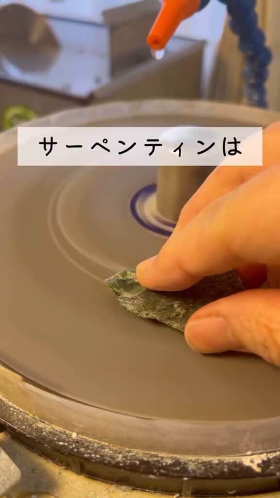 宝石研磨機を使って研磨
