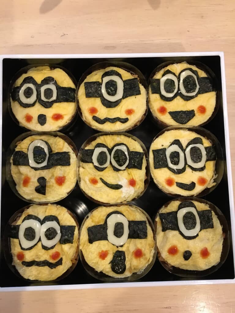 ミニオンの顔を再現したオムライス