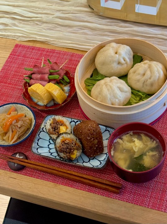 セイロで肉まんという豪華さ