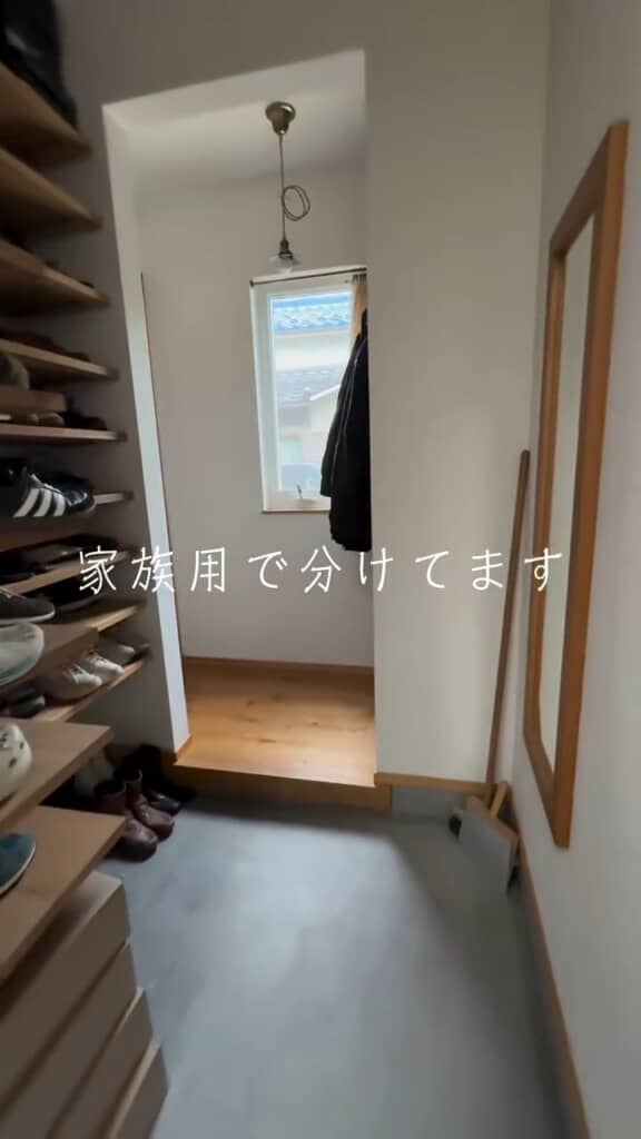 大きな棚は靴収納用