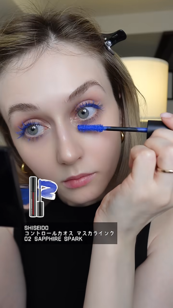 ブルーマスカラを上下のまつ毛にプラス